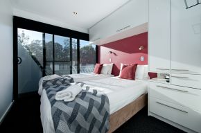 Bedroom on Loud Whisper Houseboat moored at Customs House Houseboat Marina
