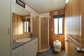 Diamond Houseboat Bathroom