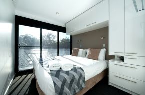 Bedroom on Loud Whisper Houseboat moored at Customs House Houseboat Marina