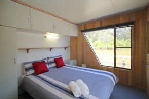 Diamond Houseboat Bedroom
